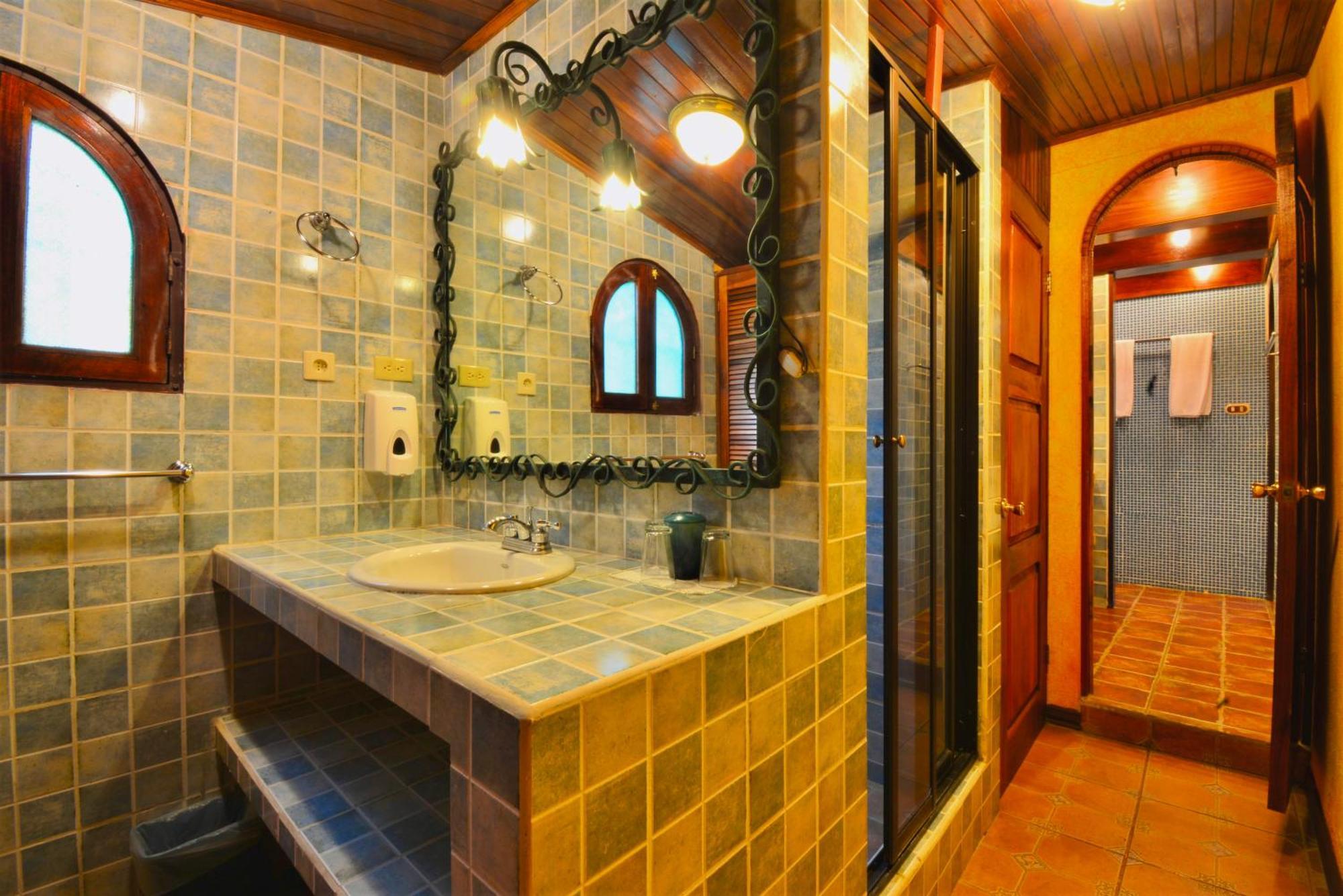 Hotel La Mansion Inn Arenal Нуево Аренал Екстериор снимка