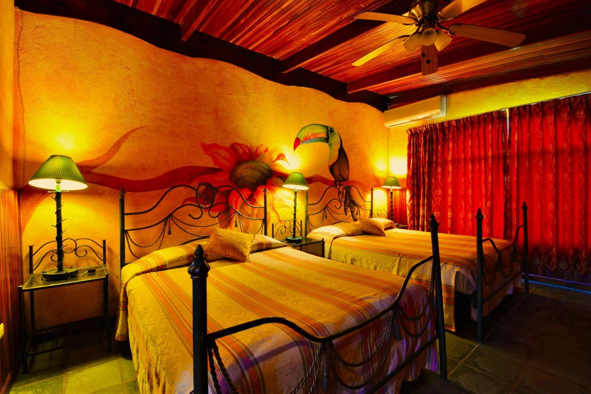 Hotel La Mansion Inn Arenal Нуево Аренал Стая снимка